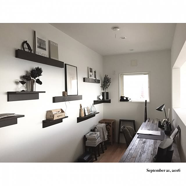 秋色,DIY テーブル,書斎スペース,イームズチェア,無印良品 壁に付けられる家具,My Shelf Hito-95の部屋