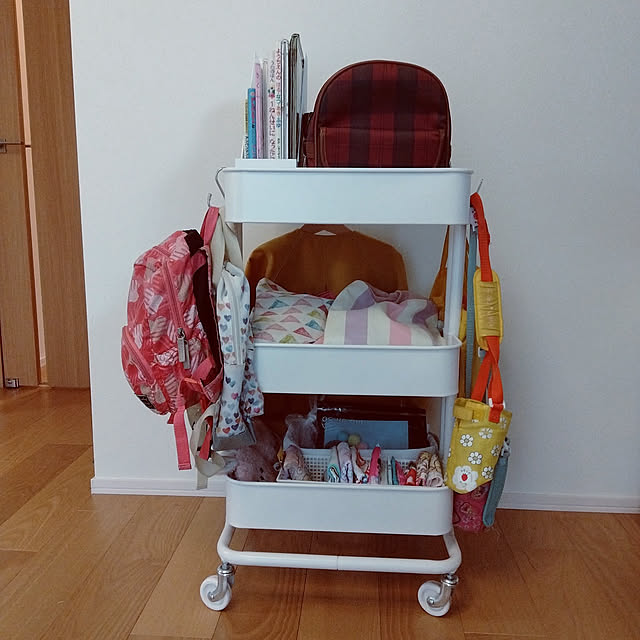 Lounge,イケアRÅSKOG/ロースコグ10周年,IKEA,キッチンワゴン,キャスター付ワゴン,収納,身支度コーナー,幼稚園グッズ 収納,姉妹のいる暮らし,こどものいる暮らし,本収納,かばん置き場,ロースコグ,100均,ファイルボックス収納 MIKUの部屋