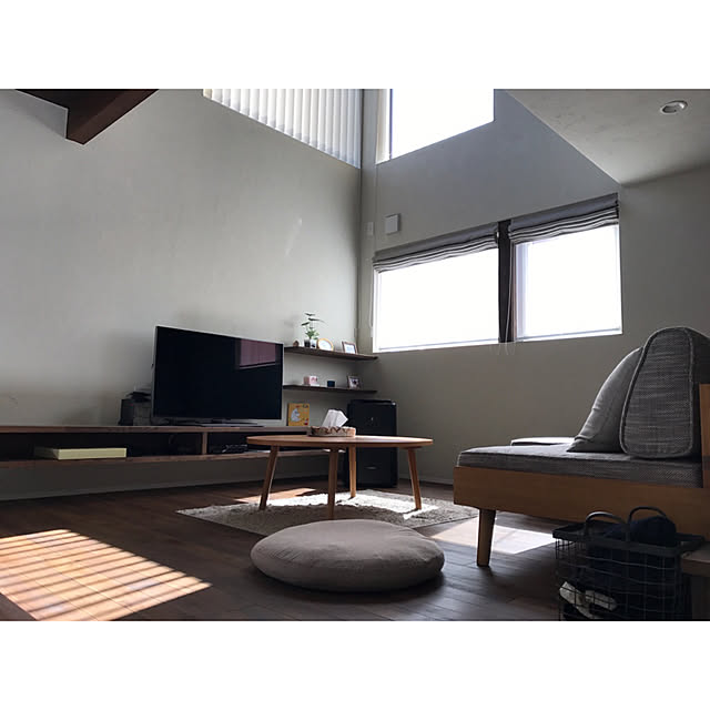 Lounge,ダブルシェード,無印良品ラグ,unico ローテーブル,unico ソファ,unico,リビング,注文住宅,ラーチ合板,ナラ無垢床,シナ合板,照明,吹抜け,無垢,無垢材,塗り壁,造作棚,RC北海道支部 room335の部屋