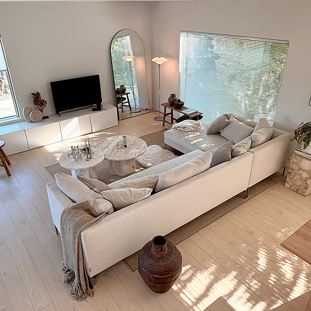 Lounge,アイラーセン,アイラーセンソファ,ホワイトインテリア,海を感じるインテリア,静けさのある暮らし,ルイスポールセン,ZARA HOME,ザラホーム,LouisPoulsen,トラバーチン,gubi House.of.Slow.Lightの部屋