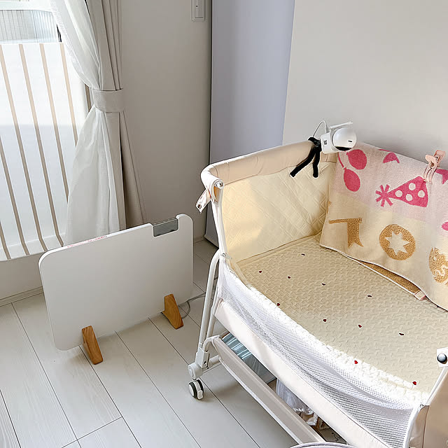 Bedroom,赤ちゃんと暮らす,赤ちゃんのいる部屋,赤ちゃんのいる暮らし,寝室,ホワイトインテリア,パネルヒーター,ベビーベッド,ベビーベッドまわり,ホワイトナチュラル,寝室インテリア,寝室の暖房,コンベクターヒーター,ここぽか,moku. chanduの部屋