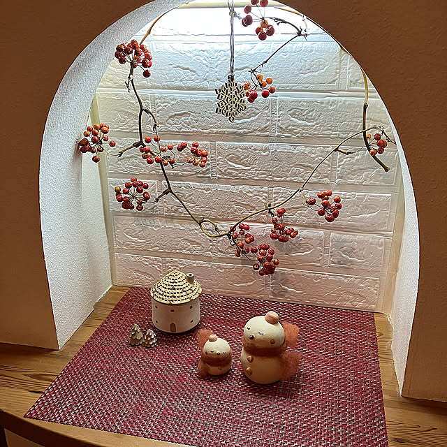 Entrance,3枚投稿,サンキライ,ダイソークッションレンガシート,ランチョンマット,羽田桂子,玄関ニッチ,ニッチ,雪だるま,陶器の置物,作家もの,クリスマス,赤,ディスプレイ,冬支度,季節を楽しむ暮らし ikubooの部屋