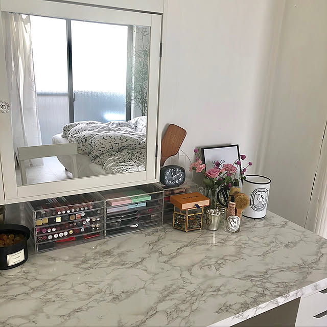 My Desk,ホワイト大好き,ホワイト,ミラーキャビネット,MONOTONE,monotoneinterior,Dresser,コスメコーナー,コスメ収納,ドレッサーDIY,ドレッサー周辺,ドレッサー,ホワイトインテリア,モノトーンインテリア,モノトーン,大理石調インテリアシート,大理石,大理石調,花のある暮らし,IKEA,イケア,可愛い,大理石風 yukkkittyの部屋