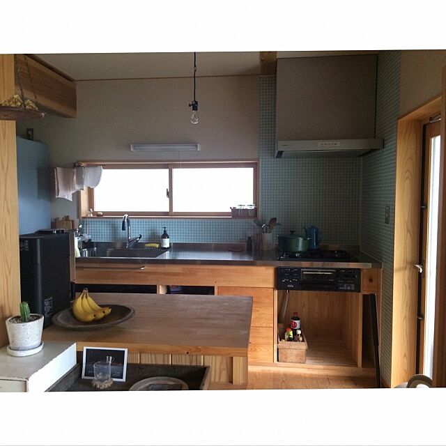 Kitchen,キッチンカウンター,モザイクタイル,裸電球,壁付けキッチン,造作キッチン,台所,木の家 wakomaruの部屋