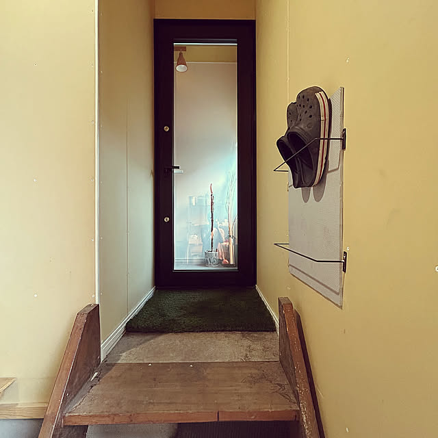 Entrance,中古物件,中古戸建て,中古住宅,リフォーム,リノベ,インナーガレージ入口,人工芝,セリア　アイアンバー,セリア,インナーガレージ,すっきり暮らす fuuuchan69の部屋