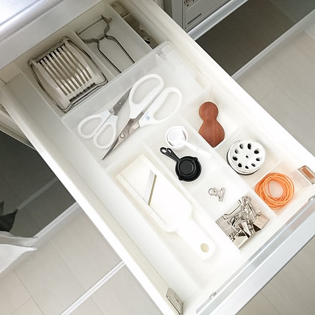 Kitchen,すっきり暮らす,北欧,シンプルな暮らし,セリア,ダイソー,シンプル,インテリア,収納,ポリプロピレンデスク内整理トレー,計量スプーン,キッチンばさみ,ピーラー,輪ゴム on_100kの部屋