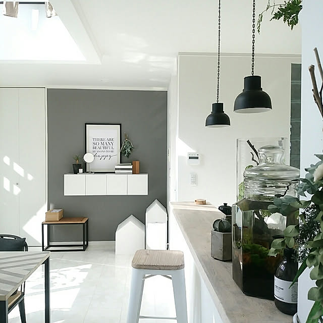 Kitchen,グレー,モノトーンナチュラル,DIY,ハンドメイド,ダイニングテーブル,吹き抜け,モノトーン,ボトルアクアリウム,手作りライト,キッチンカウンター,ペーパークラフトスワッグ mi-の部屋