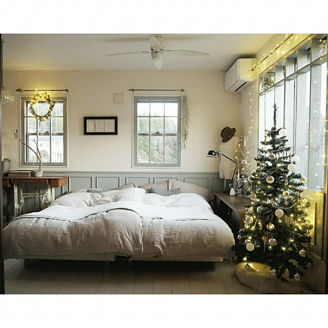 Bedroom,クリスマスツリー,クリスマス,ジュエリーライト,ナチュラルインテリア,壁紙屋本舗,漆喰,クリスマスディスプレイ,トルソー,ベッドルーム,イルミネーション,DIY,イケア,窓枠DIY,寝室,ミシン台,リース,腰壁 asasaの部屋