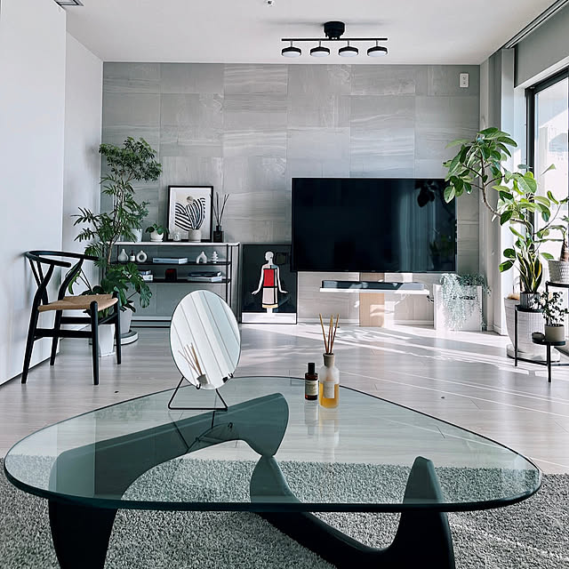 観葉植物,北欧,マンションインテリア,フィカス,IKEA,フラワーベース,ホテルライク,イヴサンローラン,アートポスター,THE POSTER CLUB,イサムノグチ コーヒーテーブル,ニトリ,エコカラット,yチェア,モノトーン,シンプルモダン,On Walls MAOの部屋