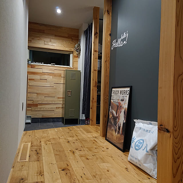 Entrance,無垢床,インダストリアルインテリア,いいね、フォロー本当に感謝デス☺︎,湿気対策,炭八,スワッグ,TRUCKポスター,あらわし柱,LIXIL窓,コンセント位置高め,DALTONロッカー,無印良品,bluewood,Little Owner,ウォールステッカー mamaの部屋