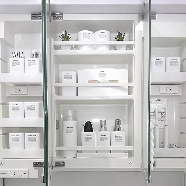 Bathroom,ホワイトインテリア,モノトーン,モノトーンインテリア,収納,モノトーン収納,フェイクグリーン,洗面台,鏡裏収納,100均,Daiso,オリジナルラベル,Insta⏩mayumimi.24 mimi24の部屋