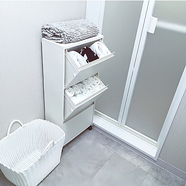 タオル収納,洗面所,プラスチックケース,場所をとらない,KEYUCA,収納,洗面所 収納,グレーの床,スリム収納,薄型,フラップ,バスタオル収納,バスマット収納,キャスター付き,デコホーム,隠す収納,ニトリ,ランドリーバスケット,取り出しやすい収納,狭くてもあきらめない,スリム,バスタオルは４枚入ります,ケースごと外せる,ホワイト,収納ケース,狭い洗面所,Bathroom w+の部屋