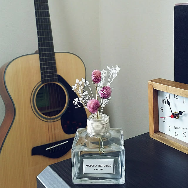 My Desk,新商品買ったよ！,キャンドゥ,ドライフラワー,千日紅,かすみ草,空き瓶,空き瓶が捨てられない,インクボトル,抹茶共和国,スタジオクリップ,Studio Clip,置時計,ギター,ギターのある部屋,花瓶,テレビボード hanaの部屋