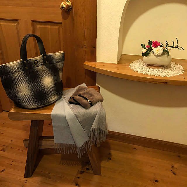 玄関ニッチ,山茶花,フラワーベースに,季節を感じる暮らし,RoomClipショッピング,季節を楽しむ暮らし,ウェルカムクーポン,ウェットシートケース　モチ,無垢材ベンチスツール,玄関ベンチ,カバン置き,Entrance ikubooの部屋