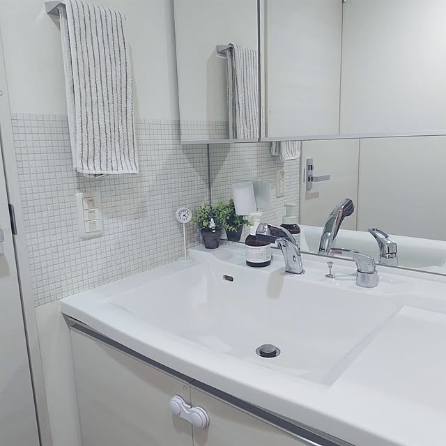Bathroom,リメイク,マンション暮らし,子供のいる暮らし,買ってよかったもの,壁紙屋本舗さん,マスキングテープ,簡単リメイク,ホワイトインテリア,タイルシール風,マークス＆ウェブ,狭い洗面所,シンプルインテリア,水はね防止,フェイクグリーン,無印良品,公園時計 Sakuraの部屋