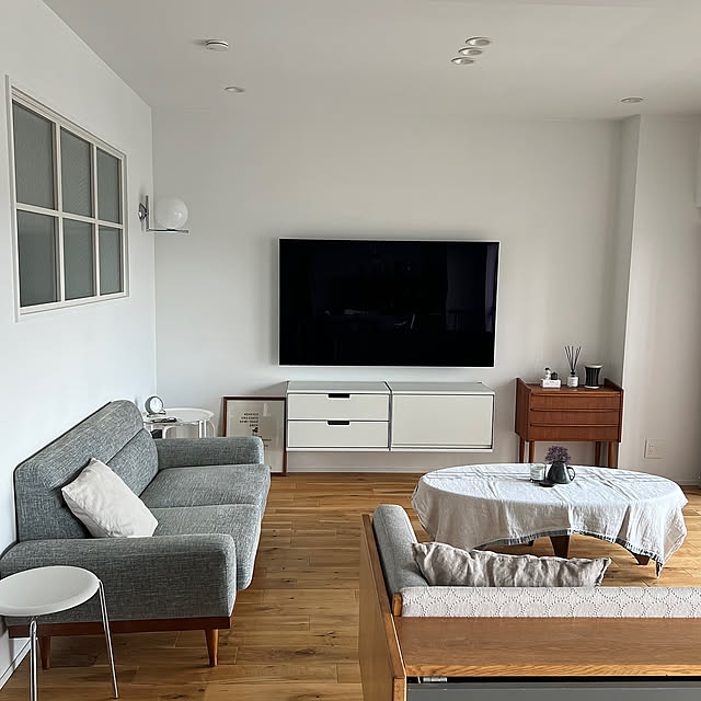 Lounge,北欧ヴィンテージ家具,PFS ソファー,おうちをキレイに保つ習慣,リノベーション,北欧インテリア,塗装壁,フローリング,室内窓 nn-homeの部屋