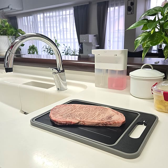 Kitchen,観葉植物,窓,グリーン,カーテン,マンション,ニトリ,キッチンカウンター,まな板,LIXIL,ナビッシュ,ダブルオートディスペンサー,解凍プレート,アルコスナイフ,解凍プレートシャープナー付きまな板,生ゴミキャニスター,便利グッズ,キッチン用品,新生活におすすめ love1017の部屋
