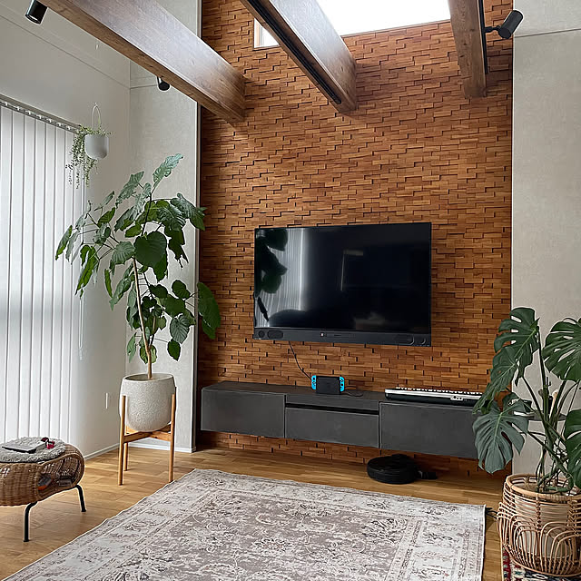 Lounge,キッチン背面収納,キッチン背面,ラクシーナキッチン,対面キッチン,キッチン下がり天井,レッドシダー天井,白キッチン,2階リビング,アクセントウォール,ウッドタイル,LDK,リビングダイニング,壁掛けテレビ,リビング,北欧モダン komeの部屋