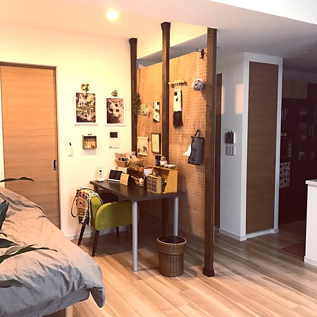 Bedroom,棚を増やす,山小屋風,アトリエコーナー,ベッド横,ごちゃごちゃしてますが…,ディアウォール DIY,間仕切り,2016.11.3,有孔ボード 裏側,寝室の悩み,リビングで寝てます,2×4材,有孔ボード,有孔ボードのパーテーション,壁を作る,突っ張りパーテーション,ニトリのフリーデスク,ジガゾーパズル hemukoの部屋