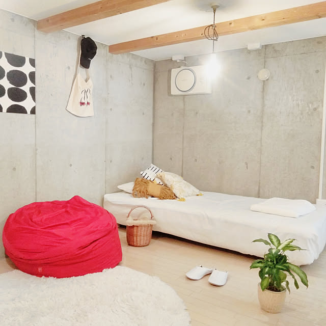 Bedroom,北欧インテリア,観葉植物,グリーン,北欧,フランフラン,ミニマリスト,地下室,コンクリート打ちっ放し,子供部屋,収納,グレー,無印良品,脚付きマットレス,円形ラグ,ビーズクッション,ニトリ y.mの部屋