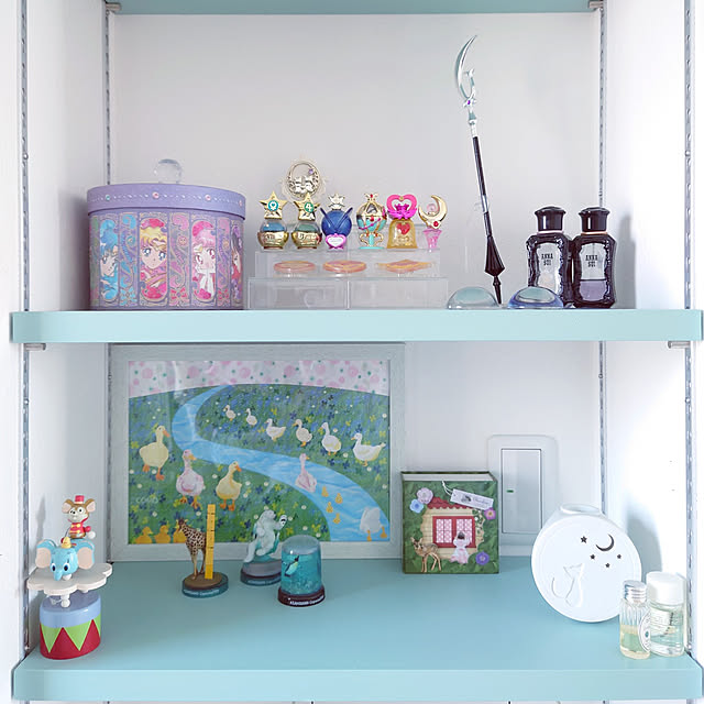 My Shelf,オブジェ,セーラームーン,旭山動物園,Como,ガチャガチャ,アロマランプ,空き箱,ANNA SUI,アロマオイル,shiro,香水,水色,動物,アニマル,ダイソー,2階ホール harungoの部屋