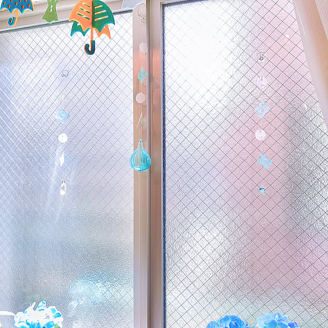 マンション暮らし,サンキャッチャー,梅雨を楽しく,シェルガーランド,コマンドフック,梅雨のインテリア,こどもランド出窓ディスプレイ,フック,kitchen kitchen,フィルムフック,貼ってはがせるフィルムフック,seria,AWESOME STOREのガーランド,AwesomeStore,Lounge yukki111の部屋