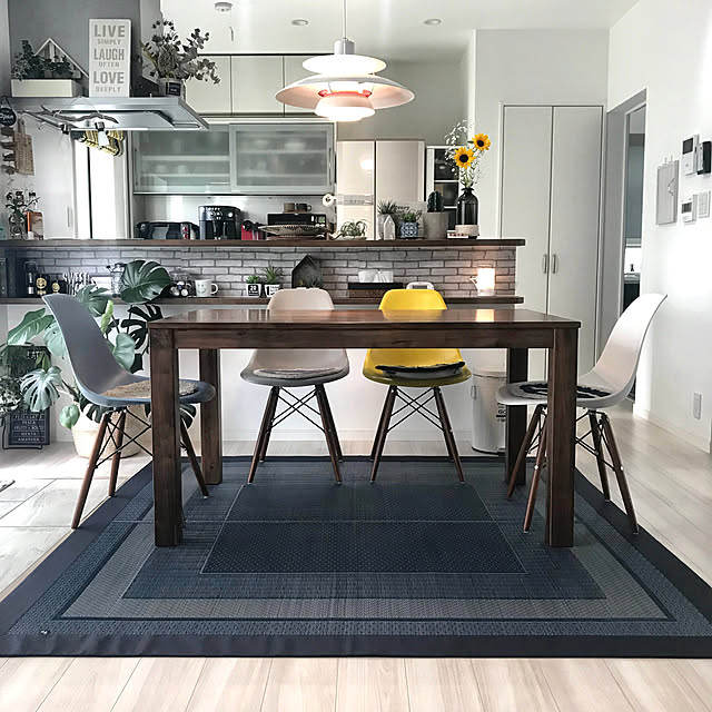 Kitchen,ウォールナットのダイニングテーブル,イームズチェアリプロダクト,ひまわり買いました♡,キッチンはちょっと男前なカフェ風,イケヒコ,い草ラグ,モニター当選,DXランクス 191×191,モダン,ミックスインテリア,西海岸,boho styleに憧れる,海外インテリアに憧れる,海を感じるインテリア,グリーンのある暮らし,モンステラ,フォロワーのみなさん♡感謝です♡,いつもいいねありがとうございます♡,見てくれてありがとうございます♡ Saorinの部屋