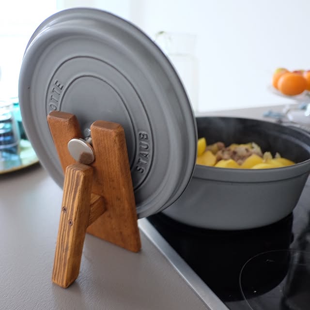 Kitchen,鍋蓋スタンド,DIY,STAUB,Instagram: jucom.de,シンプルインテリア,ストウブ,staubオーバル31,キッチンカウンター jucom.deの部屋