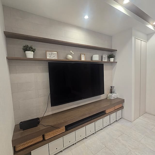 Lounge,フェイクグリーン,IKEA,ホワイトインテリア,テレビボード,無印良品フォトフレーム,アートのある暮らし,フェイクフラワー,住みやすい家を目指して,住みやすいシンプルな暮らし,ラタンボックス,かご収納,無印良品 ファイルボックス,書類収納 maruの部屋