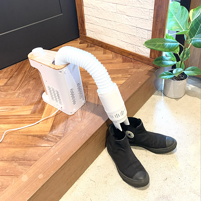エコカラット,玄関,マルチふとんドライヤー,夏のスペシャルクーポン,RoomClipショッピング,BRUNO,布団乾燥機,ふとん乾燥機,ヘリンボーン,Entrance,靴乾燥機,靴乾燥中,ヘリンボーンの床 colonの部屋