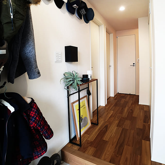 Entrance,玄関インテリア,建売,3階建て,男前インテリア,カッコいいが好き,こどもと暮らす,こどものいる暮らし,コンソールテーブル,tower,towerシリーズ,狭い玄関,ニトリ,フェイクグリーン korの部屋