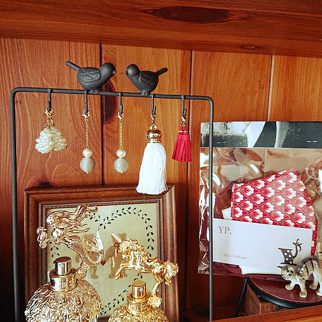 My Shelf,吊り下げ収納,アンティーク雑貨,アクセサリーフック,ベルギー雑貨,陶器の猫,ANNA SUI香水瓶,マスク,マスクチャーム,カップボード,カントリー家具,アイアンフック kero4mamaの部屋