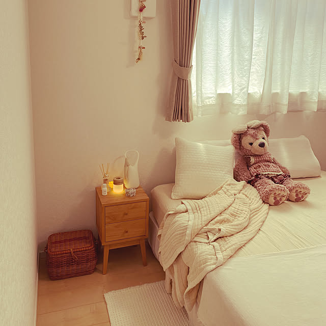 Bedroom,ガーゼケット,ガーゼ素材,ナチュラル,アロマオイルランプ,アロマオイル,アロマディフューザー,アロマランプ,サイドチェスト,シモンズベッド,カーテン,寝室,明かりのある暮らし,ドライフラワー,癒しスペース,光を楽しむ,日の光,心地よく暮らす工夫,ガーランド,シェリーメイ,cocomani,夏の日差し,夏 sariの部屋