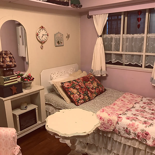 Bedroom,フレンチカントリー,シャビーシック,ホワイト化計画♪,窓枠風DIY,ベッドDIY,手作りカーテン♡,すきなものに囲まれた暮らし,フレンチシャビーに憧れて,いつも見てくださって、感謝です♡,暖炉風DIY,ウォールデコ手作り,壁のセルフペイント,イイねコメント感謝です♡♡,『RCカントリー倶楽部☆』,シャビーシック♥︎︎∗︎*ﾟ,アクタスのミラー塗り替え,家具のペイントリメイク,令和元年5月29日,カフェテーブルペイントリメイク machakoの部屋