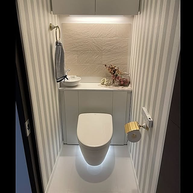 ストライプの壁紙,エコカラットプラス,TOTOレストパルF,Bathroom,TOTO,掃除しやすい暮らし,トイレ,ローズ,ホワイトインテリアに憧れて♡,フレンチスタイル,マンションリフォーム mikiaki._+の部屋