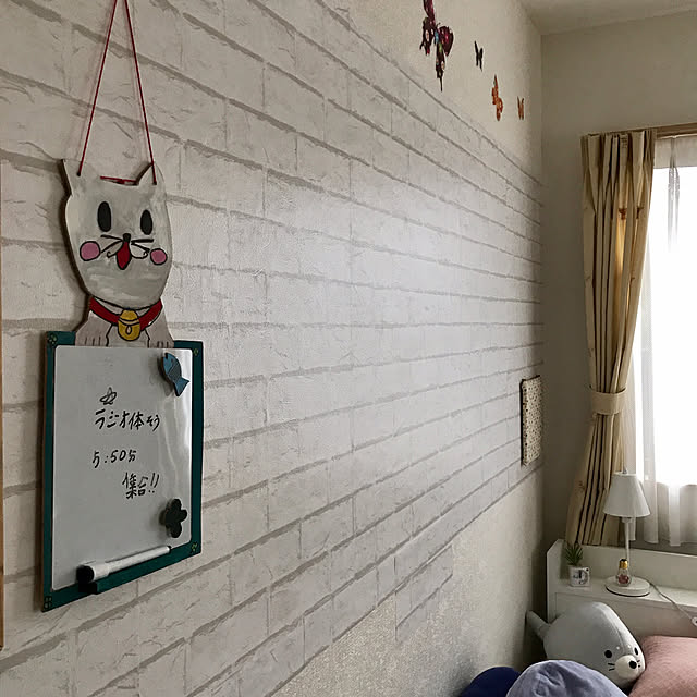 Bedroom,ニトリのアザラシ,ニトリのランプ,2017.7.23,むすめの作品,むすめの部屋,お金をかけないインテリア,いいね！ありがとうございます◡̈♥︎,小さい家,生活感のある家,壁紙シート,拡大して見ないで下さい,貼っただけリメイク ko-miu.cocoの部屋