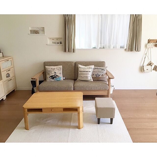 Lounge,ソファ,木のテーブル,白のラグ,ニトリスツールモニター,スツール,ニトリ,クッション,salut! makochi.mの部屋