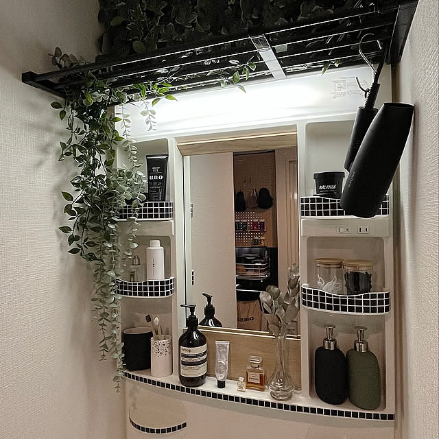 ダイソーリメイク,3COINS,aesopのある暮らし,Aesopハンドソープ,つっぱり棒の活用法,つっぱり棒+S字フック,IKEAフェイクグリーン,壁紙屋本舗 賃貸,壁紙屋本舗,リメイクシート タイル,洗面台DIY,洗面台リメイク,洗面所DIY,IKEA,Bathroom,DIY,賃貸の洗面所,賃貸リメイク,賃貸 洗面台 r_in_rin_の部屋