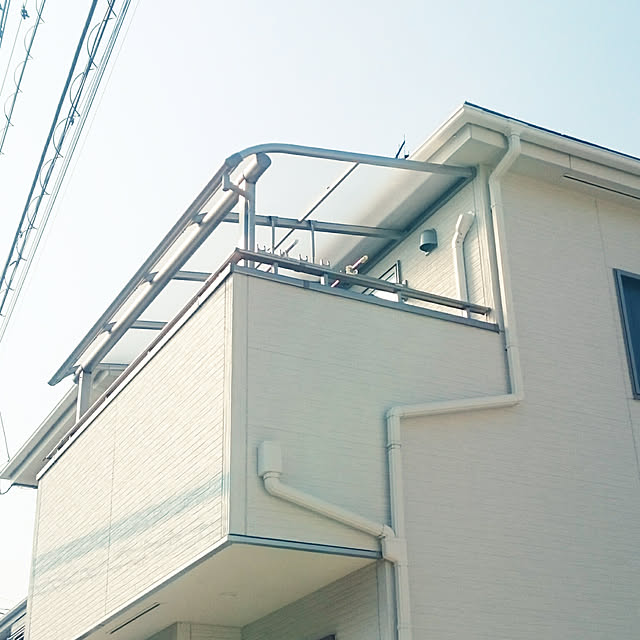 Entrance,ベランダ屋根設置,ベランダ,エクステリア,こどものいる暮らし,ベランダ屋根,梅雨対策,建売住宅,5人家族,実用性重視,シンプルに暮らす,南向きの窓,こどもと暮らす,物干しスペース,庭作り,庭,物干し竿 lico__38の部屋