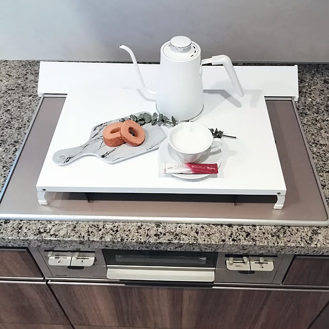 Kitchen,ホワイトインテリア,ガスコンロ,モノトーンインテリア,ホワイト大好き,ガスコンロ周り,こどもと暮らす。,ガスコンロカバー,子供のいる暮らし,tower ガスコンロカバーワイド,タワー tower,カフェラトリー,ブレンディー,山崎実業,電気ケトル,スリーコインズ,ドライフラワー,バームクーヘン,ニトリ,山善 Riokkumaの部屋