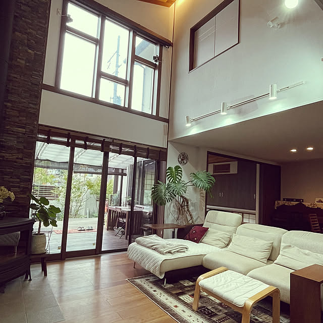 Lounge,リビング,ラグ,無垢の床,リゾート風,薩摩霧島シラス壁,自然素材の家,別荘風,ブラウンインテリア,開放感のある家,経年変化を楽しむ,リゾート風にしたい,山岳リゾート,窓からの眺め,ホテルライク,吹き抜けリビング,オープンウィン,LIXIL窓,フォーカルポイント,庭のある暮らし,緑のある暮らし,テラス屋根,ウリン材のウッドデッキ,アルモニアソファー,ギャッベのラグ,ダクトレール,スポットライト,モンステラ maimai0110の部屋