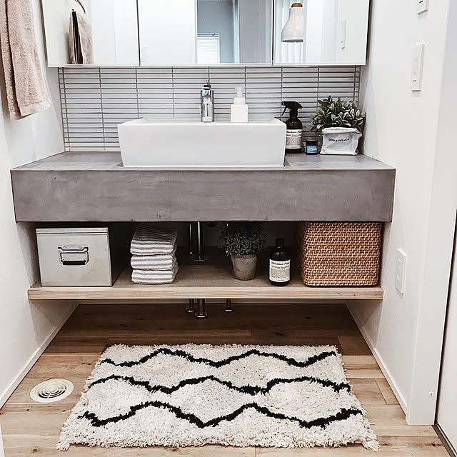 Bathroom,洗面ボウル,モールテックス,ig→k___s.4693___,ナチュラルグレーインテリア,シンプルライフ,シンプルインテリア,モノトーンインテリア,モルタル,モルタル洗面台,造作洗面台,モールテックス洗面台,洗面所インテリア,海外インテリアに憧れる,ラグ,洗面所,グレーインテリア,無垢の床 kirarinchoの部屋