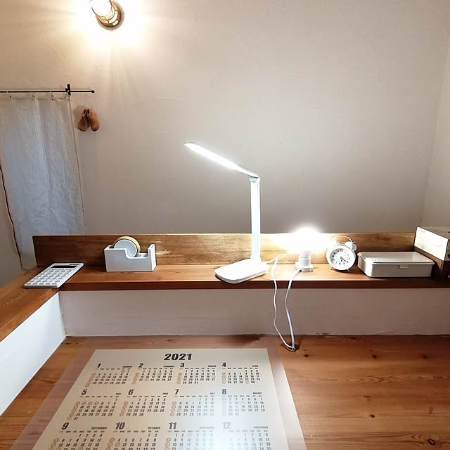 My Desk,アイリスオーヤマ,デスクライト,セリアのカレンダー,無印良品,無印良品電卓,無印良品　収納 olivierの部屋