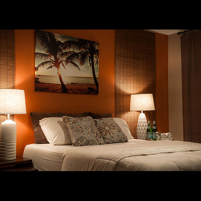 Bedroom,トロピカルサンセット風,eclectic style,クッション,すだれ活用,ラグジュアリー,ホテルライク,エクレクティックスタイル,mix & match decor,オレンジの壁,テーブルランプ,キャンバスアート,海外インテリア Faithの部屋