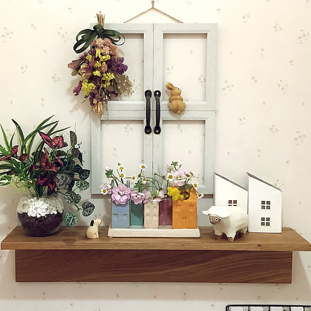 Bathroom,春,ニトリさんのフェイクグリーン,フラワーアレンジメント,リボン,クリスマスローズドライ,クリスマスローズ,ドライフラワー,ドライフラワーのミニスワッグ,Salut！お家,ミモザフェイク,ミモザ,ぽれぽれはりねずみ,ぽれぽれ犬,ぽれぽれ 羊,ニトリさんのウォールシェルフ,ストック,花瓶,フラワーベース,ダイソーさんのぶらさがりアニマルうさぎ,手作り,窓枠風手作り,セリアさんの取って,セリアさんのフォトフレーム,ワンズテラスのお家の形のフラワーベース,アニマルモチーフ,癒し,いいね&フォローありがとうございます♡,季節を楽しむ暮らし,マトリカリア taeの部屋