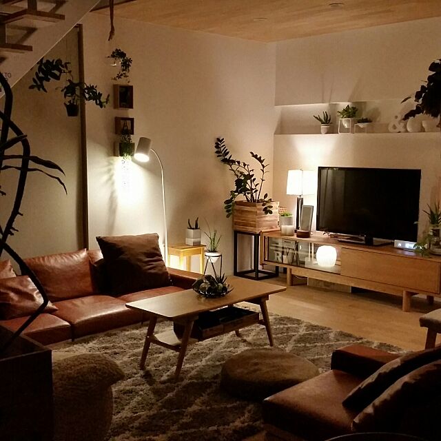 Lounge,くつろぎ空間,IKEA,ニトリ,鉢カバーDIY ,無垢材の床,観葉植物,グリーンのある暮らし,模様替え中,ソファー,テレビ周り,ラグ,間接照明,フロアランプ,無加工無修正pic,似たような写真ですみません,優しいフォロワーさんに感謝です。 chieの部屋