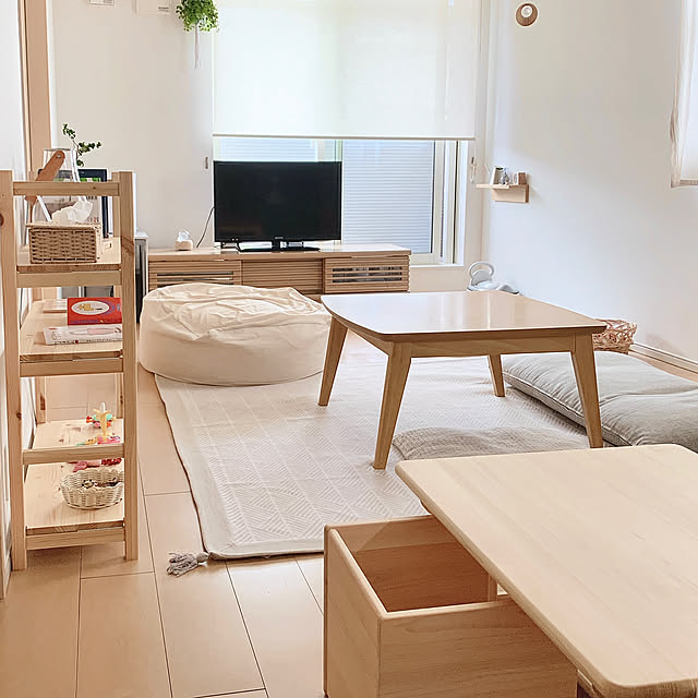 縦長のお部屋レイアウト,賃貸暮らし,見て頂き感謝です♪,赤ちゃんと暮らす,Lounge,子どもと暮らすインテリア,リビングにあるキッズスペース,子どもスペース,無印良品,シンプルインテリア,ニトリ,ビーズクッション,パイン材ユニットシェルフ,まるい家具,キシル,モンテッソーリ,かご好き,ナチュラルインテリア,絵本棚,ソファのないリビング reichelの部屋