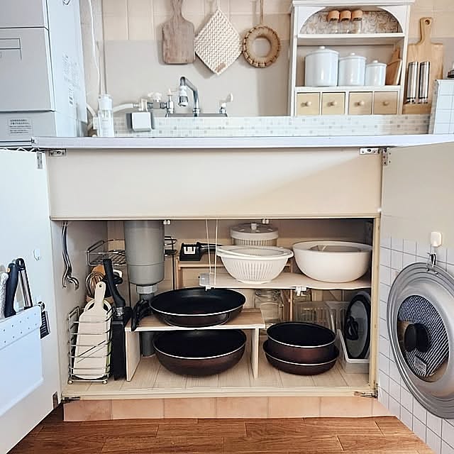 Kitchen,キッチン収納,賃貸でも可愛く♪,賃貸でも楽しく♪,賃貸インテリア,賃貸,団地,賃貸キッチン,T-falフライパン,フライパン収納,シンク下収納,100均リメイク,4人家族,すっきり暮らしたい,シンプルライフ,ブレッドケース,スパイスラック DIY,収納,収納アイデア pinonの部屋