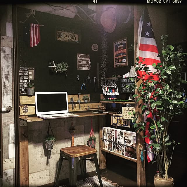 My Desk,スツール,ひとり暮らし,100均,BRIWAX,DIY,ディアウォール,ダイソー,一人暮らし,アクリル絵の具,賃貸でも諦めない！,1×4材,賃貸,黒板塗料,セリア,フェイクグリーン,有孔ボード,ニトリのフェイクグリーン,星条旗,バーンスター風,Come home!,プラントハンガー yukoyukoの部屋