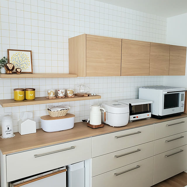 Kitchen,アクセントクロス,セキスイハイム,グランツーユーⅤ,TOTOキッチン,ザ・クラッソ,カップボード,北欧ナチュラル,白×木,チェックの壁紙,バーズワーズ,スリム対面・収納充実型,アイレベルウォールキャビネット annyaの部屋